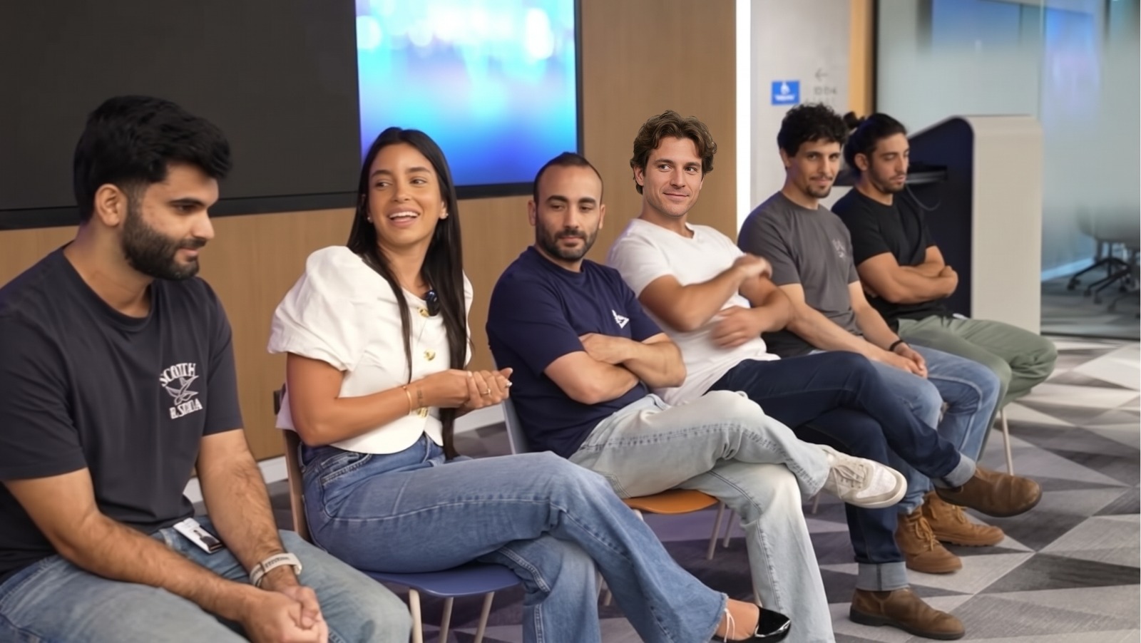משתתפים במפגש הדרכה מול מסך