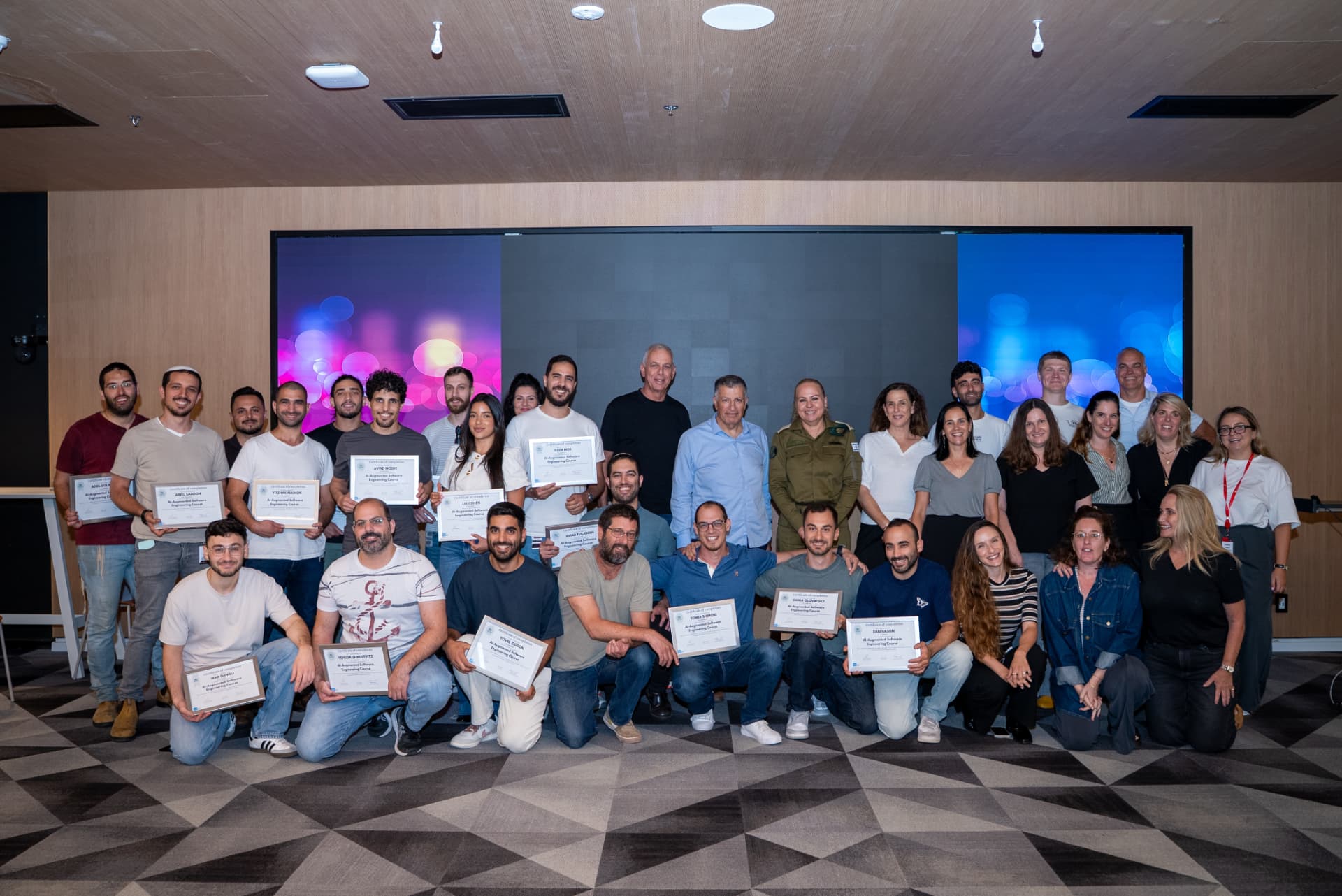 צילום קבוצתי של הבוגרים עם תעודות סיום